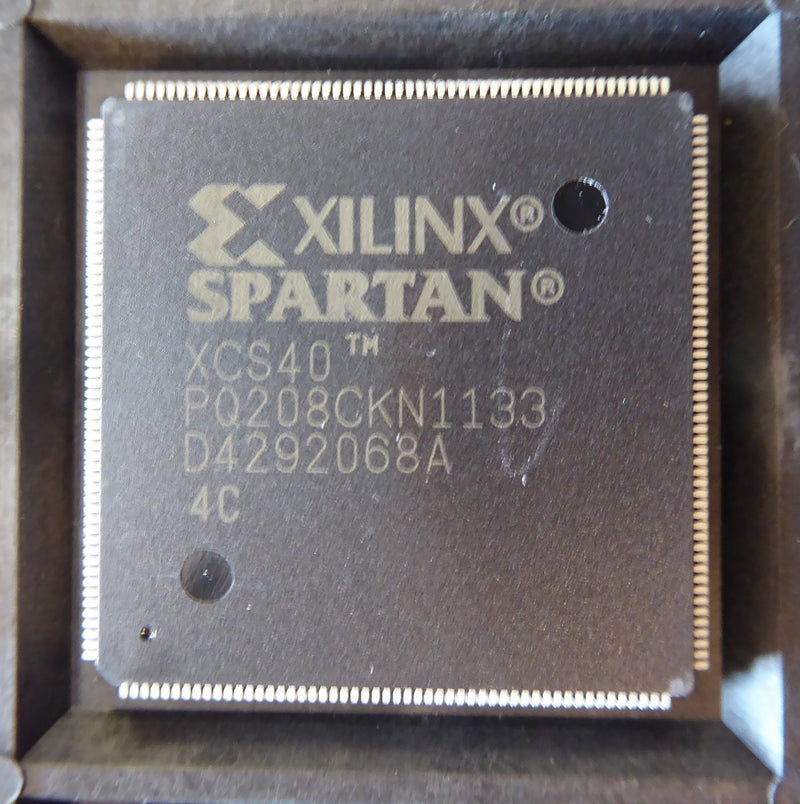 XCS40-4PQ208C   PROGRAMMABLE LOGIC DEVICE